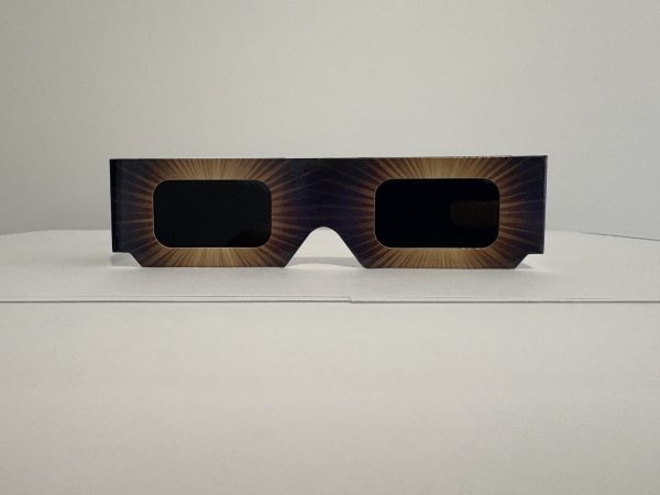 Lunettes éclipse solaire Xythia LSP1 vue de face certifiées CE EN ISO 12312-2 Pack 4 — 4 lunettes éclipse